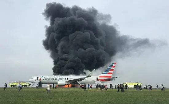 Máy bay hãng American Airlines bốc cháy ở Chicago