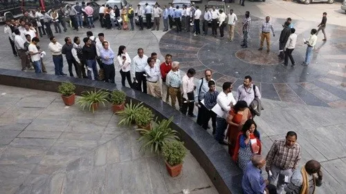 Người dân Ấn Độ xếp hàng dài trước cửa ngân hàng để đổi tiền
