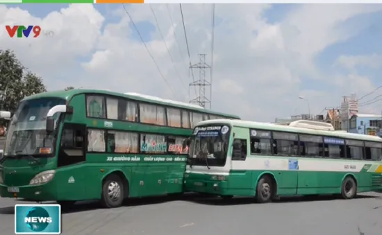 TP.HCM: Xe bus và xe khách va chạm, giao thông ùn ứ