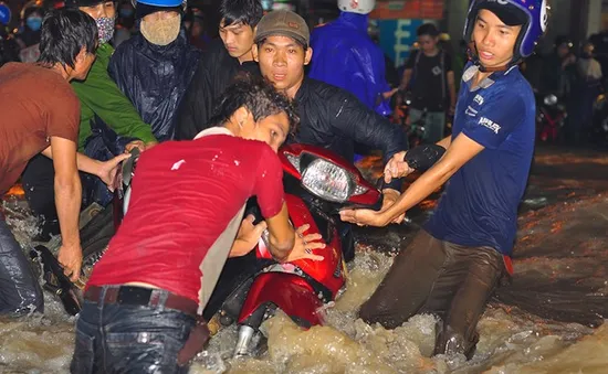 Mưa ngập cuốn trôi xe máy ở Đồng Nai