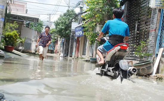 TP.HCM: Nước ngập cả tuần dù triều cường đã rút