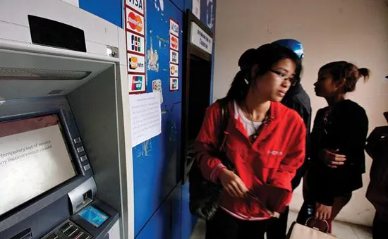 Máy ATM bị nghẽn: Do lượng giao dịch tăng đột biến?