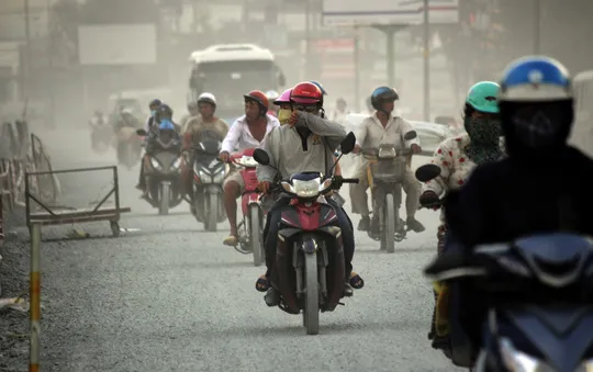 DN tạm dừng kinh doanh do "bão bụi" trên đường Kinh Dương Vương