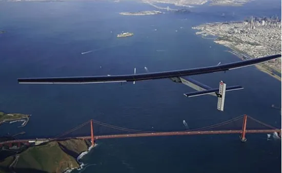 Solar Impulse 2 hoàn thành hành trình quanh trái đất