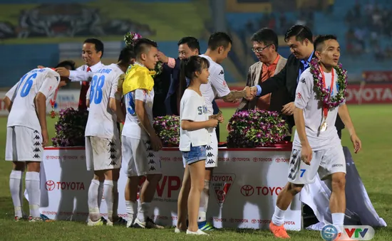 Những cảm xúc không giống nhau ngày hạ màn V.League 2016