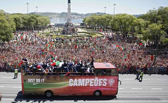 ĐT Bồ Đào Nha được chào đón tưng bừng ở quê nhà
