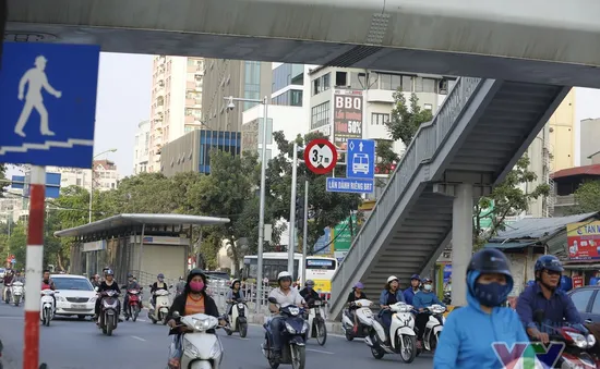 Ý kiến trái chiều về việc cấm Grab, Uber đi vào 13 tuyến phố trong giờ cao điểm