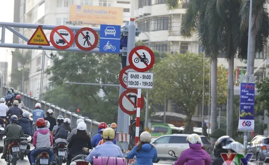 Người dân lo đi làm muộn vì cấm xe máy lên cầu vượt tuyến BRT đi qua