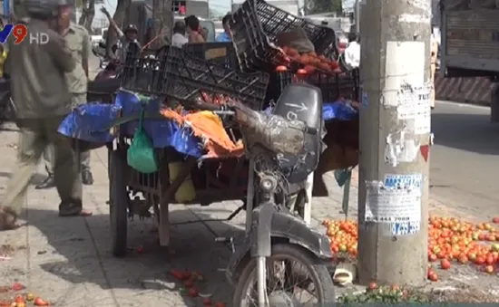 TP.HCM: Xe lôi lao vào cột điện, 1 người tử vong tại chỗ