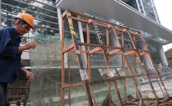 Giá kính xây dựng tăng bất thường do thiếu hụt nguồn cung