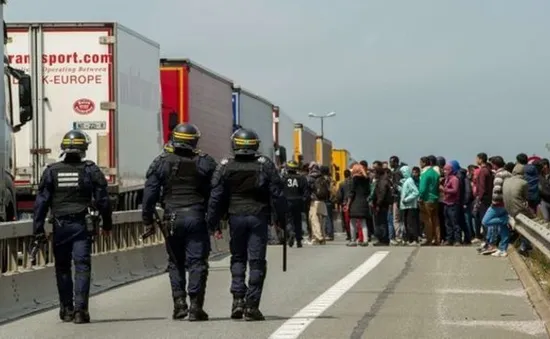 Pháp bất lực trước “xóm liều” tị nạn Calais