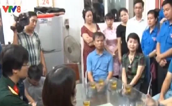 Thăm hỏi, tặng quà gia đình các liệt sĩ trên máy bay CASA 212