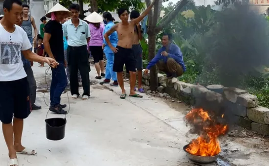 Quảng Ninh: Nhiễm xăng dầu, nước giếng cháy khi đốt lửa