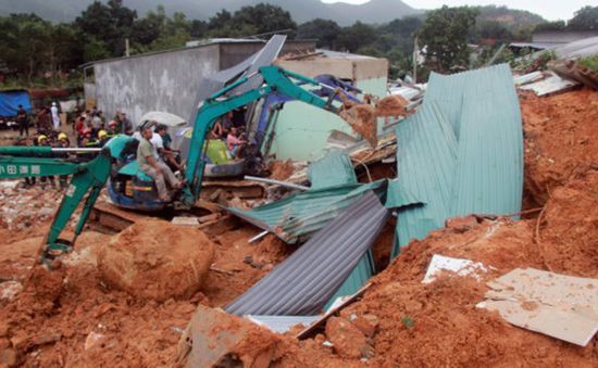 Người dân Khánh Hòa sống trong lo sợ nhà dưới chân núi bị vùi lấp