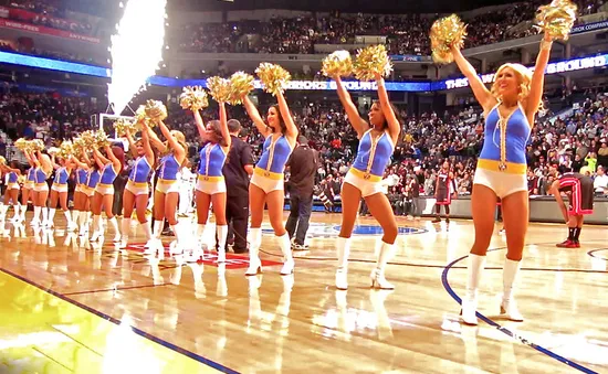 Công việc của cheerleader tại 1 trận đấu NBA