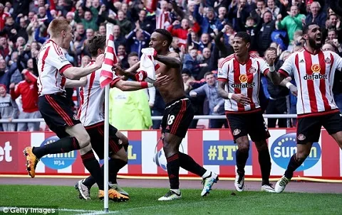 Sunderland chơi trận hay nhất mùa, Newcastle sắp "dắt tay" Norwich xuống hạng