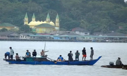 Chìm tàu do biển động ngoài khơi Indonesia, 10 người thiệt mạng