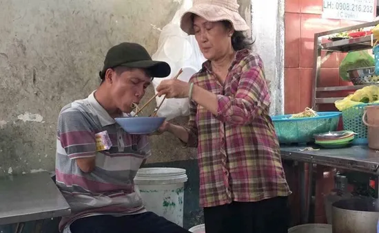 Cảm động tình mẹ con không máu mủ ruột rà
