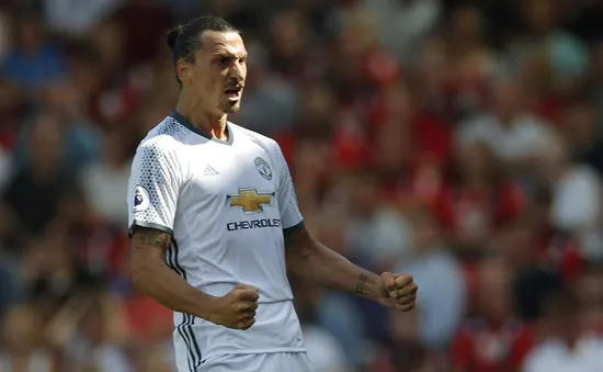 Chào sân Premier League cực "bảnh", Ibrahimovic vẫn chê...đá khó