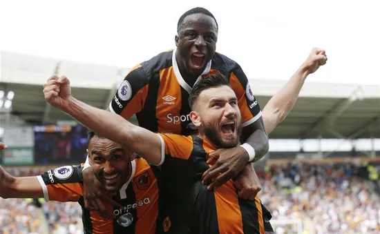 VIDEO: Snodgrass kết liễu Leicester City với cú sút như búa bổ