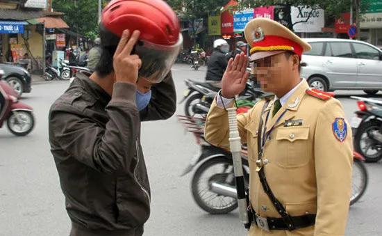 Cán bộ tuần tra được dừng phương tiện để kiểm soát
