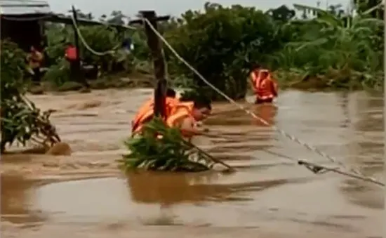 Phú Yên cứu 6 công nhân bị mắc kẹt giữa sông