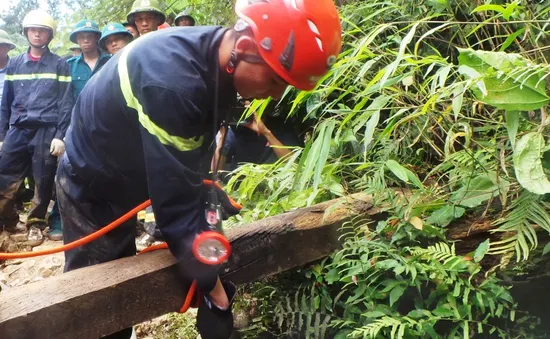 Đưa thi thể một nạn nhân của vụ mắc kẹt trong hầm vàng ra ngoài