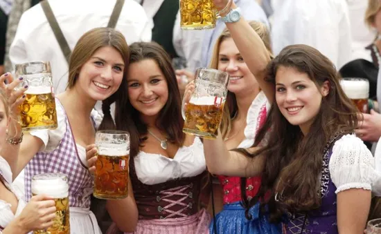 Trang phục truyền thống của lễ hội bia Oktoberfest