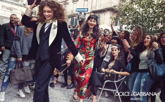 Dàn chân dài của Dolce & Gabbana gây náo động đường phố Italy