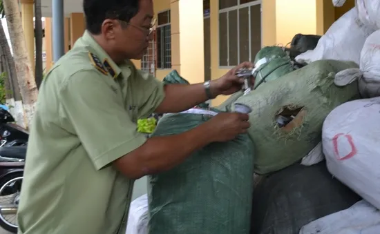 Phát hiện pháo trong lô hàng lậu hơn 70 tấn tại Đồng Nai