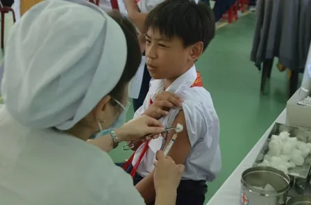 Tiêm phòng sởi - Rubella miễn phí cho học sinh THPT