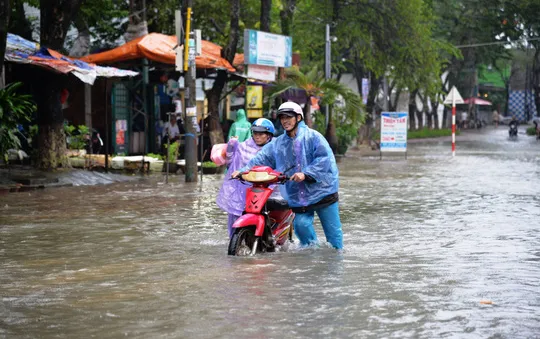 Mưa lớn, đường phố Quảng Ngãi biến thành sông