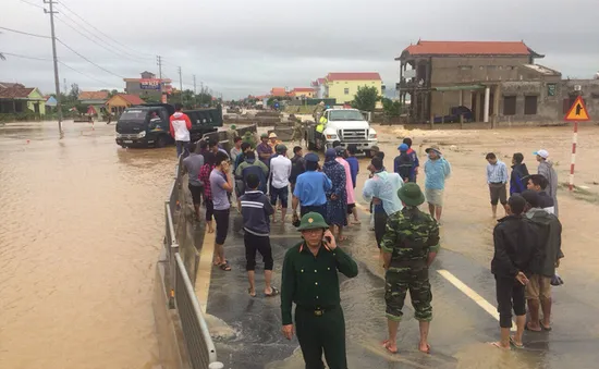 Quảng Bình ngập sâu, họp khẩn giải cứu các đoàn tàu mắc kẹt