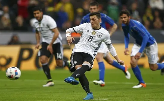 Ozil: Tôi chẳng quan tâm người ta khen chê