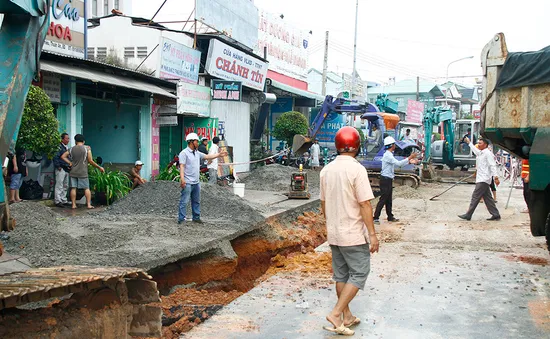 Công nhân bị vùi lấp khi đang lắp đặt ống thoát nước