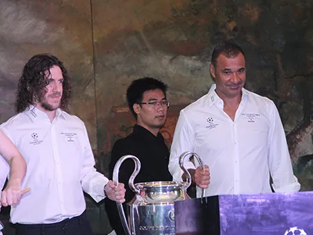 Gullit và Puyol tung hứng, chiều lòng fan Việt