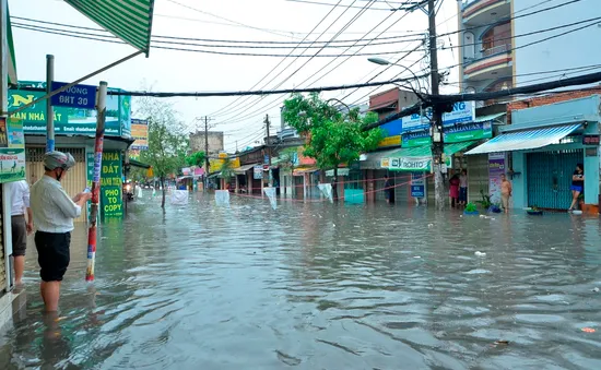 Mưa lớn, nhiều tuyến phố ở TP.HCM chìm trong biển nước