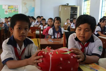 Trà Vinh: Lan rộng phong trào nuôi heo đất tiếp sức trẻ em nghèo Khmer đến trường