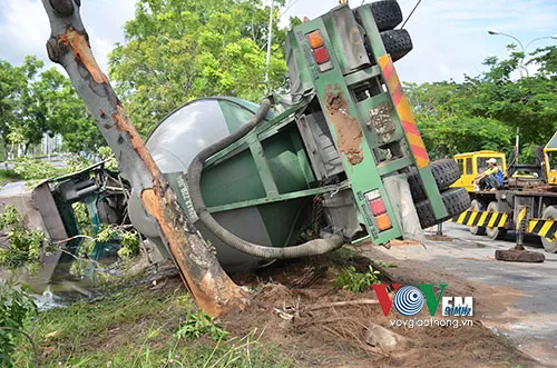 TP. HCM: Xe bồn rơi xuống kênh gãy đôi