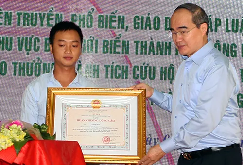 Tặng huân chương cho ngư dân cứu người vụ chìm tàu sông Hàn