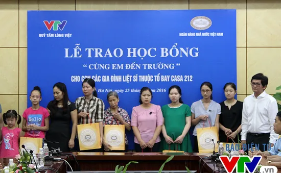 Trao tặng học bổng cho con của các liệt sĩ thuộc tổ bay CASA 212