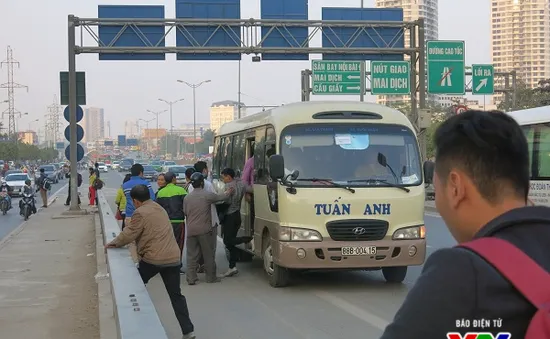 Hà Nội: Xe khách ngang nhiên đón trả khách trên đường Vành đai 3