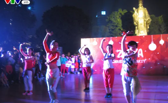 Noel 2016: Hàng trăm bạn trẻ nhảy Zumba nóng bỏng ở Hồ Gươm