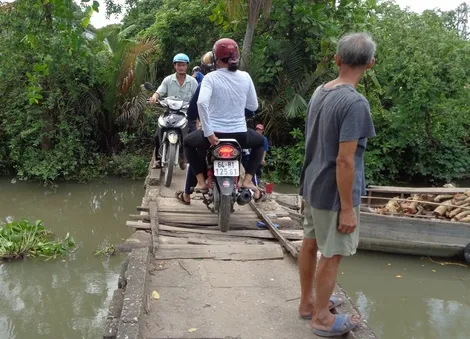 Người dân Vĩnh Long đối mặt nguy hiểm khi qua cầu Bún Bò