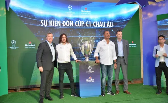 Cuồng nhiệt cùng Puyol và cúp Champions League ở Nhà hát lớn Hà Nội