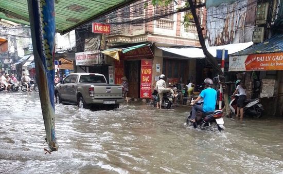 Sau 2 ngày mưa lớn, KĐT Dương Nội (Hà Đông) vẫn chìm trong biển nước