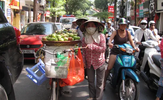 Hà Nội sẵn sàng hỗ trợ người bàn hàng rong tìm việc khác sau chiến dịch vỉa hè