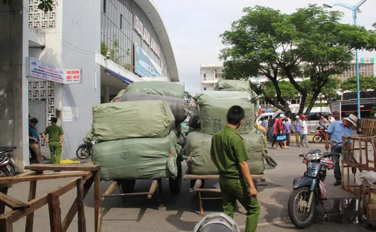 Phát hiện 10 tấn quần áo nhập lậu từ Trung Quốc tại Đà Nẵng