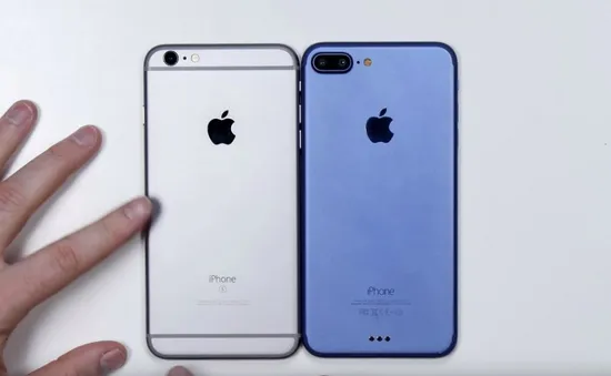 Chuyên gia "bẻ cong" trên tay nguyên mẫu iPhone 7 Plus phiên bản Deep Blue