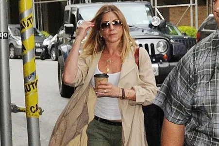 Jennifer Aniston phủ nhận tin đồn mang thai